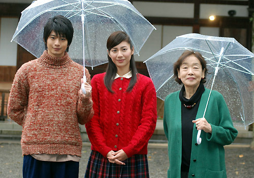 左から、向井理、松下奈緒、『ゲゲゲの女房』の著者、武良布枝